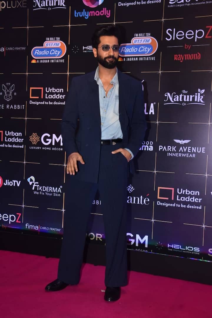 विक्की ने पैपराजी के लिए जमकर पोज दिए. हर कोई विक्की को पिता बनने की बधाई दे रहा था.