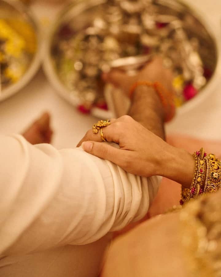 आलिया ने फोटोज शेयर की हैं जिसमें वो रणबीर और बेटी राहा के साथ पूजा करती नजर आ रही हैं.