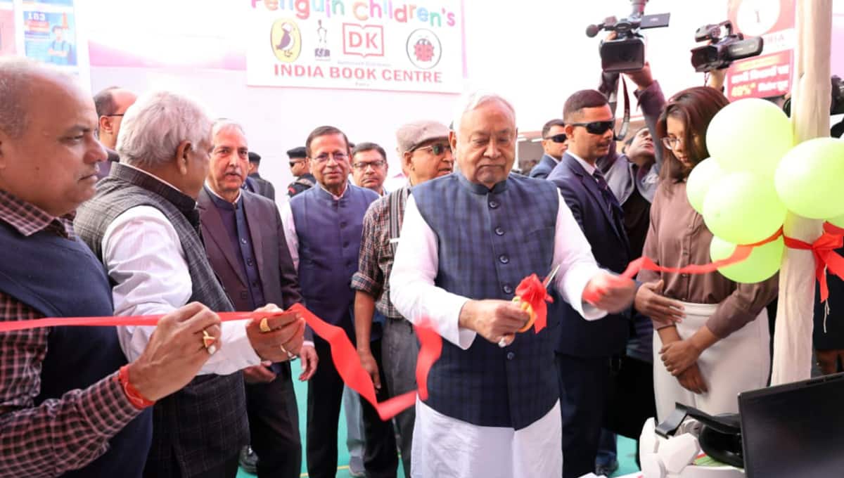 पटना पुस्तक मेला का CM नीतीश कुमार ने किया उद्घाटन, दुनिया के सबसे महंगे ग्रंथ की प्रदर्शनी