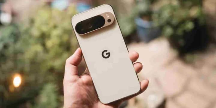 Google Pixel 10 Pro अपनी बेजोड़ computational photography की वजह से हमेशा से फोटोग्राफी प्रेमियों का पसंदीदा रहा है. इसका 42MP सेल्फी कैमरा और Google की स्किन टोन ऑप्टिमाइजेशन टेक्नोलॉजी रियलिस्टिक और डीटेल्ड फोटो देने में माहिर है. 3300 निट्स की पीक ब्राइटनेस वाला LTPO OLED डिस्प्ले इसे एक प्रीमियम ऑल-राउंडर बनाता है.