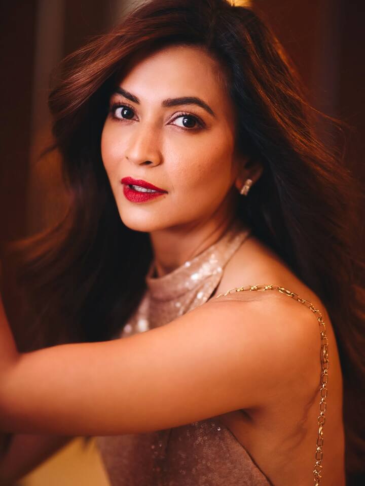 बॉलीवुड की ग्लैमरस क्वीन कृति खरबंदा ने एक बार फिर अपने ग्लैमर का जादू बिखेरा है. सोशल मीडिया पर अपनी इन लेटेस्ट पिक्चर्स को शेयर करते हुए एक्ट्रेस ने सबका ध्यान अपनी ओर खींच लिया. अब उनका ये पोस्ट तेजी से वायरल भी हो रहा है.