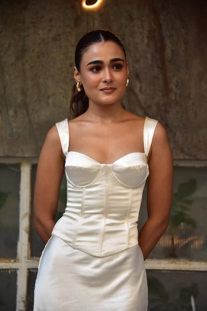 Minimal makeup, soft blush and natural glow are making her face look fresh and pretty. Nude heels are a perfect match with the entire outfit.