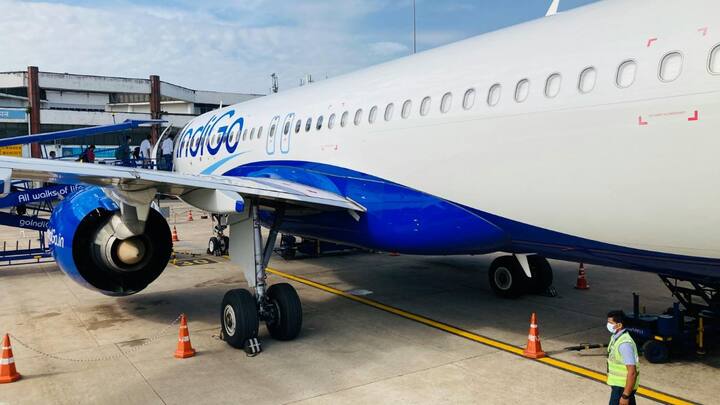 सबसे बड़ा झटका तब लगा जब DGCA ने 1 नवंबर से नए फ्लाइट ड्यूटी टाइम लिमिटेशन नियम लागू कर दिए. इन नियमों के तहत मध्यरात्रि से सुबह 6 बजे के बीच पायलटों की लैंडिंग पर पाबंदियां बढ़ा दी गईं और उनका आराम समय लंबा कर दिया गया. इससे क्रू की उपलब्धता अचानक कम हो गई. एयरलाइन जितनी उड़ानें ऑपरेट कर रही थी, उतने पायलट और केबिन क्रू शेड्यूल पर उपलब्ध नहीं रहे. इस वजह से कंपनी को मजबूरन फ्लाइटें रद्द करनी पड़ीं.