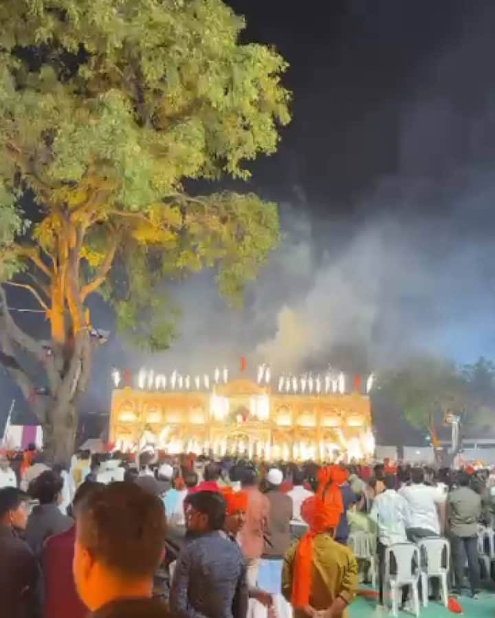 लग्नाच्या फटाक्यांच्या आतिषबाजीमुळे येथील लग्नाच्या सेटलाच आग लागल्याची घटना घडली आहे, फटाक्यामुळे सेटला चांगलीच आग लागल्याने वऱ्हाडी मंडळी घाबरली होती.