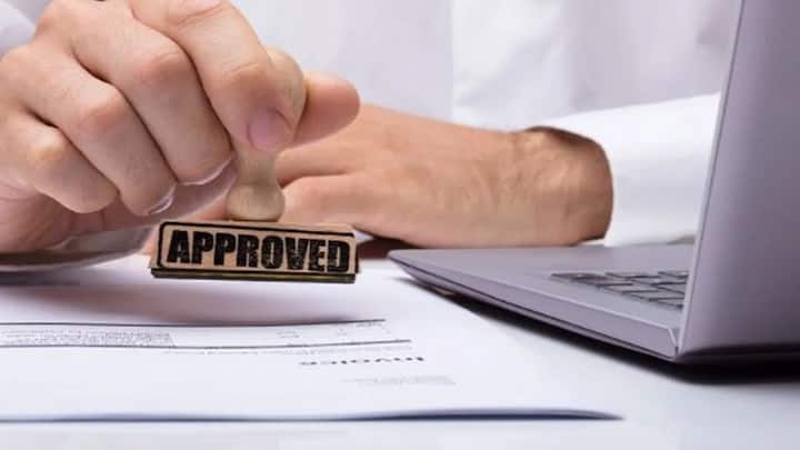 आपको बता दें कि बैंक आम तौर पर गारंटर सिर्फ नए खाते खोलते समय या लोन लेने वक्त में मांगते हैं. नार्मल कैश विदड्रॉल पर यह शर्त लागू नहीं होती. अगर आपका खाता एक्टिव है और KYC पूरी है. तो बैंक को बिना गारंटर के भी भुगतान करना चाहिए.