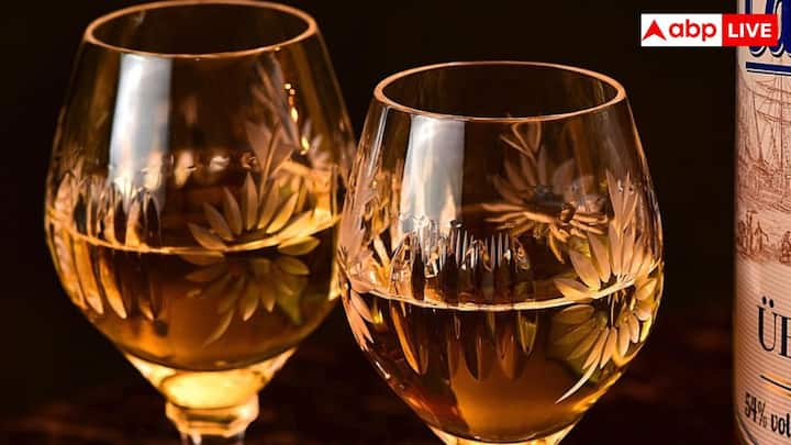 रम इसलिए अलग है क्योंकि यह गन्ने के रस या फिर गुड़ से बनती है. इससे इसमें नेचुरल मिठास आती है. जिस वजह से कैरामल, ट्रॉफी, केला या ट्रॉपिकल फलों जैसे फ्लेवर बनते हैं.