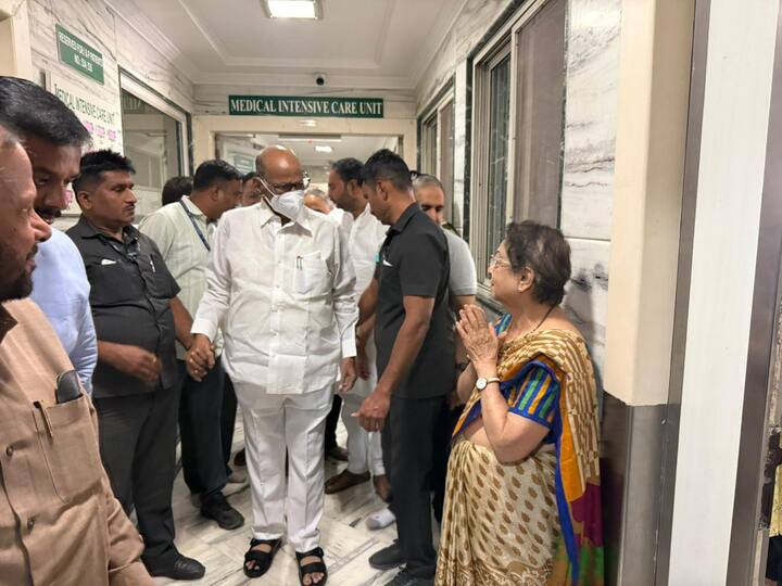 शरद पवार हे बाबा आढावांच्या भेटीला रुग्णालयात गेले होते. पुना हॉस्पिटलमध्ये बाबा आढाव यांच्यावर उपचार सुरु आहेत.