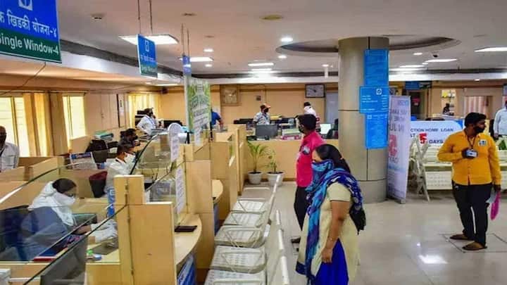 देश में कुछ बैंक शाखाएं ऐसी हैं जहां अगर आप पैसे निकालने जाते हैं. तो बैंक के अधिकारियों की ओर से आपसे गारंटर की मांग कर दी जाती है. यानी किसी ऐसे शख्स को लेकर आइए जिसका खाता भी इस बैंक में हो. लेकिन क्या बिना गारंटर के बैंक पैसे नहीं निकालने देगा?