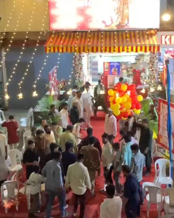 छत्रपती संभाजीनगरमध्ये आगीच्या दोन वेगवेगळ्या घटना घडल्या. एका लग्नात फटाक्यांची आतिषबाजी सुरू असताना लग्नाच्या सेटलाच आग लागल्याची घटना घडली.