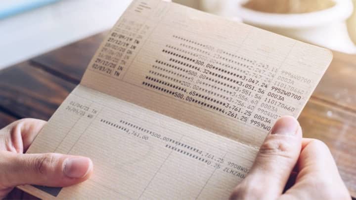 कैश निकालने के लिए आमतौर पर पासबुक, चेक या विदड्रॉल स्लिप और एक वैलिड पहचान पत्र ही काफी होता है. इससे बैंक को यह पता चल जाता है कि पैसा सही व्यक्ति को दिया जा रहा है. हालांकि बैंक कभी-कभी सुरक्षा कारणों से कुछ और दस्तावेज की मांग कर सकते हैं खासकर बड़े लेनदेन में.