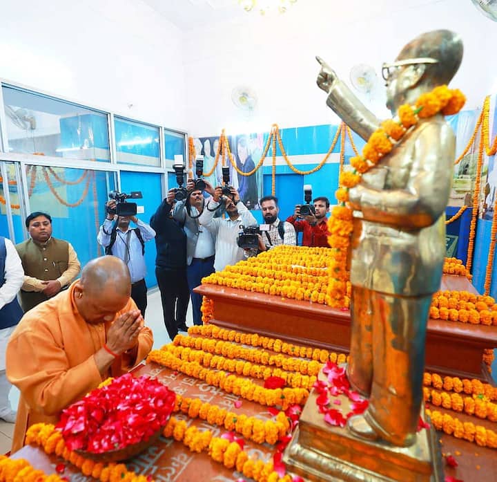 योगी आदित्यनाथ ने अंबेडकर को सामाजिक न्याय का अग्रदूत बताते हुए कहा कि बाबा साहेब के विचार, सिद्धांत एवं उनकी सोच भारतीय लोकतंत्र की नींव हैं.
