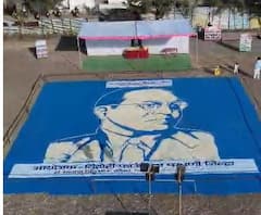 Photo : परभणीत तांदळापासून साकारली डॉ बाबासाहेब आंबेडकरांची प्रतिकृती