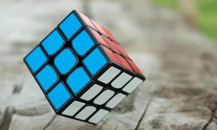 इसके अलावा आप रोजाना एक पजल सर्किट भी कर सकते हैं. क्रॉसवर्ड, सुडोकू, वर्ड गेम और लॉजिक पजल को रोज 10 से 15 मिनट दें. इससे दिमाग हल्के दबाव में सोने और जानकारी को याद रखने की ट्रेनिंग करता है.