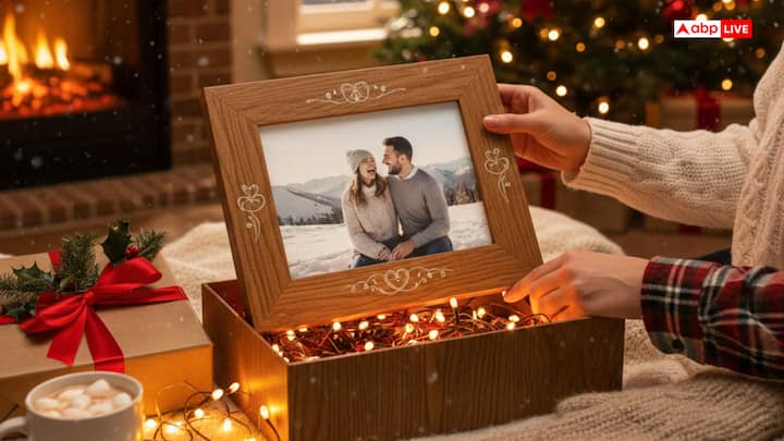क्रिसमस पर पार्टनर को फोटो फ्रेम गिफ्ट करना बेहद शुभ और सार्थक माना जाता है क्योंकि यह पुरानी यादों को ताजा करता है, आपके रिश्ते की कहानी बताता है, और यह एक प्यारा घर सजावट का सामान है जिससे उन्हें खास महसूस होता है. यह एक अनमोल तोहफा है जो रिश्तों में प्यार बढ़ाता है.
