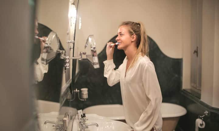 वहीं दिमाग तेज रखने के लिए आप नॉन डोमिनेंट हाथ का इस्तेमाल कर सकते हैं. उलटे हाथ से ब्रश करना, चाय हिलाना या माउस चलाना दिमाग के कम इस्तेमाल होने वाले हिस्सों को एक्टिव करता है और कॉग्निटिव फ्लेक्सिबिलिटी बढ़ता है.