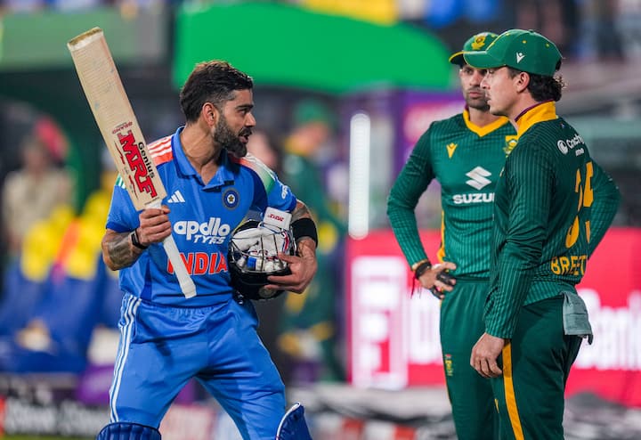 দক্ষিণ আফ্রিকার বিরুদ্ধে শনিবার মাত্র ৪০ বলে অর্ধশতরান করলেন তিনি, ৪৫ বলে ৬৫ রানের ইনিংস খেলে অপরাজিত রইলেন বিরাট কোহলি। তিন ম্যাচে মোট ৩০২ রান করে সিরিজ় সেরা হলেন 'কিং'।