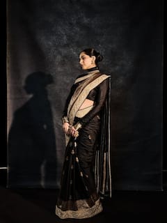 सोनम कपूर ने ब्लैक साड़ी पहन फ्लॉन्ट किया बेबी बंप, फोटोज हुईं वायरल