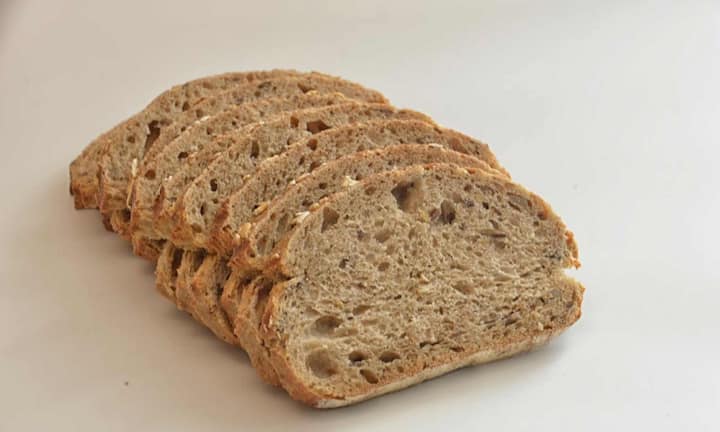 వైట్ బ్రెడ్, పేస్ట్రీలు, మిఠాయిలు, చక్కెర పానీయాలు రక్తంలో చక్కెరను వేగంగా పెంచుతాయి. దీని వలన ట్రైగ్లిజరైడ్లు పెరిగి.. ధమనుల చుట్టూ కొవ్వు పేరుకుపోతుంది. దీర్ఘకాలంలో ఇది మధుమేహం ప్రమాదాన్ని కూడా పెంచుతుంది.