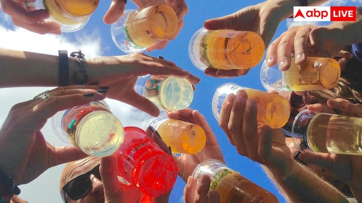 शराब GABA के असर को बढ़ाती है. यह एक इनहिबिटरी न्यूरोट्रांसमीटर है जो दिमाग को शांत करता है. जैसे-जैसे इसकी एक्टिविटी बढ़ने लगती है चिंता और डर कम हो जाते हैं.