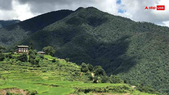 भूटान में अगर किसी व्यक्ति के पास अपना घर बनाने के लिए जमीन नहीं है या खरीदने की क्षमता नहीं है, तो उसे सिर्फ राजा के पास जाना होता है. राजा उस व्यक्ति को मुफ्त जमीन दे देते हैं ताकि वह अपना घर बना सके और अपने परिवार के लिए जीवन यापन कर सके. इसका मतलब है कि भूटान में कोई भी बेघर नहीं रहता है.