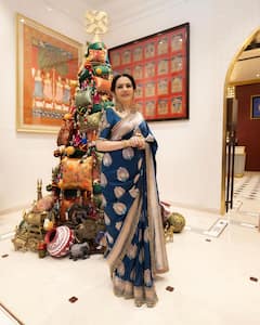 स्वदेश इवेंट में बेहद खूबसूरत दिखीं नीता अंबानी, बेटी ईशा ने भी बिखेरा ग्लैम