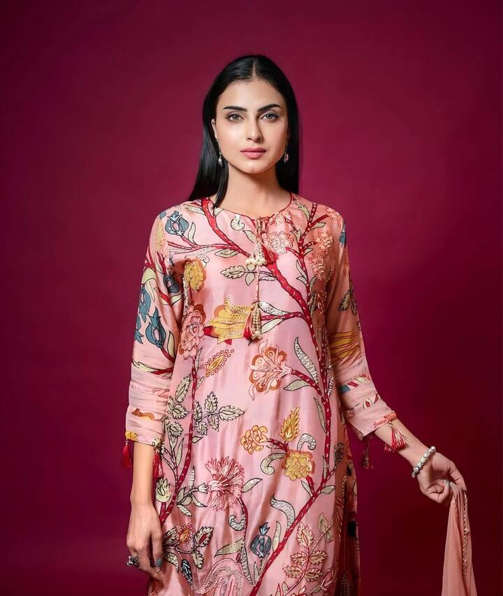 फरहाना ने श्रीनगर के गवर्नमेंट कॉलेज फॉर विमेन से मास कम्युनिकेशन और जर्नलिज्म में स्नातक की डिग्री हासिल की. ​​अपनी कला को और निखारने के लिए, उन्होंने मुंबई में अनुपम खेर के एक्टर प्रिपेयर्स से एक्टिंग में डिप्लोमा किया.