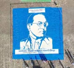 Photo : परभणीत तांदळापासून साकारली डॉ बाबासाहेब आंबेडकरांची प्रतिकृती