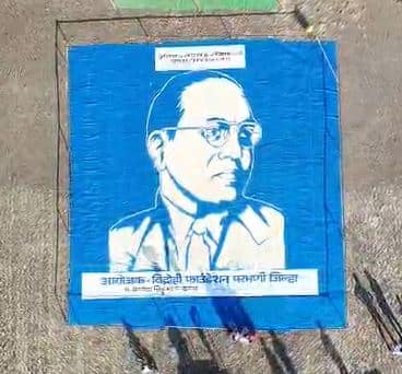Photo : परभणीत तांदळापासून साकारली डॉ बाबासाहेब आंबेडकरांची प्रतिकृती