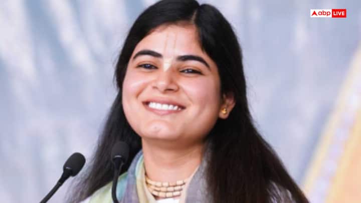 देवी चित्रलेखा देश की मशहूर कथावाचिका हैं. देवी चित्रलेखा जी भगवान श्री कृष्ण की परम भक्त हैं, और इसके साथ ही उनकी सकारात्मक सोच लोगों को जिंदगी जीने की नई राह दिखाती है. ऐसे में अगर आप भी सत्य के मार्ग पर चलकर सफलता प्राप्त करना चाहते हैं, तो पढ़ें देवी चित्रलेखा के मोटिवेशनल कोट्स.