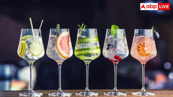 जिन को बॉटनिकल्स के साथ दोबारा डिस्टिल किया जाता है जिससे खुशबू मेन चीज बन जाती है. रम गन्ने से बनी चीजों से फर्मेंटेशन और डिस्टिलेशन से बनती है. व्हिस्की में माल्टिंग, मैशिंग, फर्मेंटेशन और डिस्टिलेशन के साथ-साथ लंबे समय तक एजिंग शामिल होती है.