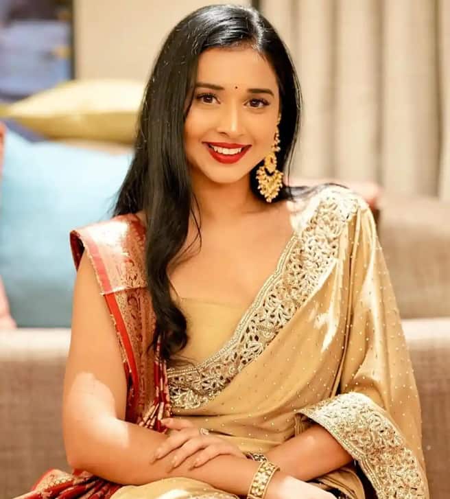 तान्या सोशल मीडिया पर काफी एक्टिव है जहां वह अपनी खूबसूरत तस्वीरें शेयर करती रहती हैं.