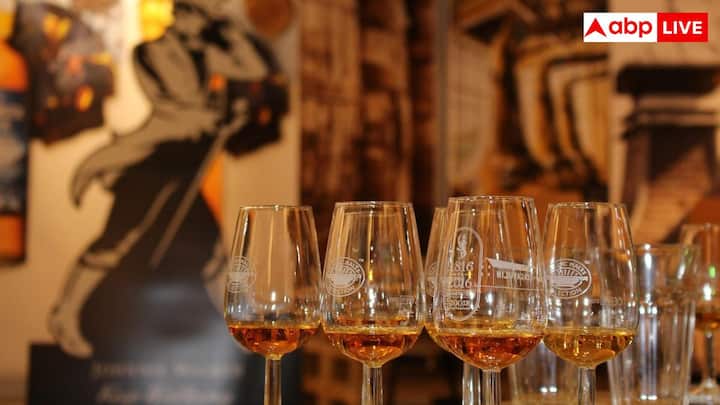 जिन को आमतौर पर डिस्टिलेशन के तुरंत बाद बोतल में बंद कर दिया जाता है क्योंकि इसके बॉटनिकल तुरंत कैरेक्टर देते हैं. वहीं रम और व्हिस्की एजिंग पर बहुत ज्यादा निर्भर करती हैं.