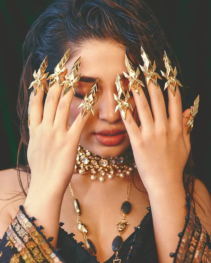 તેણીએ તેની કારકિર્દીની શરૂઆત ઋત્વિક રોશનની હિન્દી ફિલ્મ સુપર 30 થી કરી હતી જેમાં તેણીએ એક આશાસ્પદ વિદ્યાર્થીની ભૂમિકા ભજવી હતી.