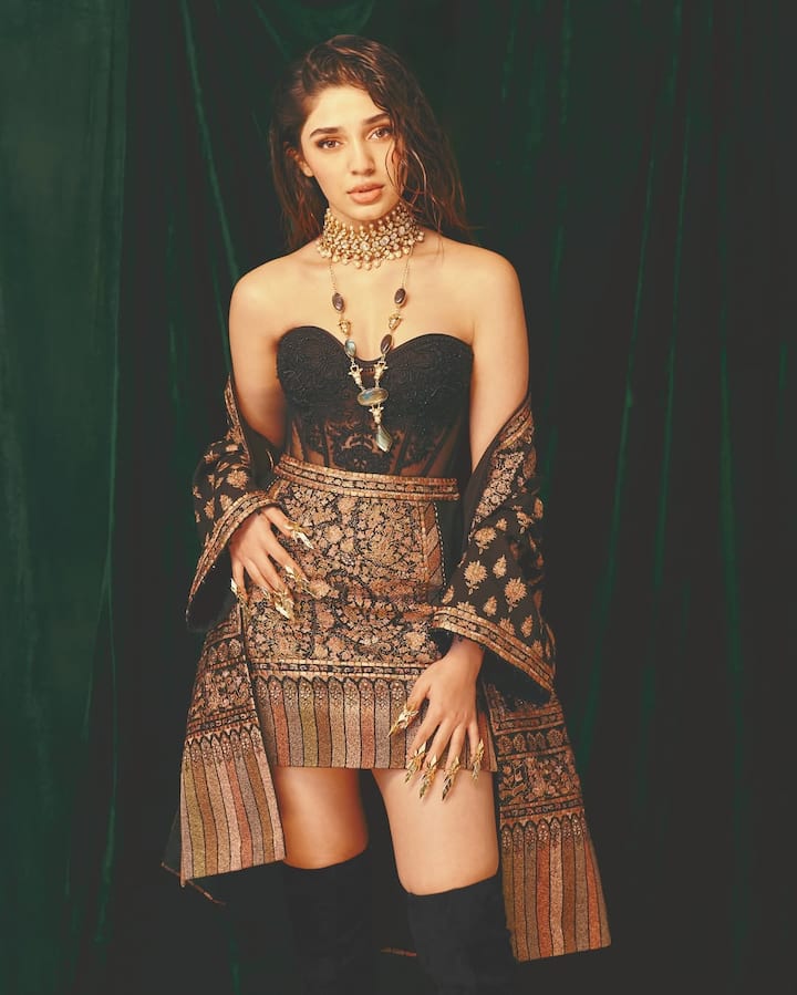 બાદમાં તે તેલુગુ ફિલ્મ ઉપેનામાં જોવા મળી અને આ માટે તેણે બેસ્ટ ડેબ્યુ એક્ટ્રેસનો એવોર્ડ પણ જીત્યો.