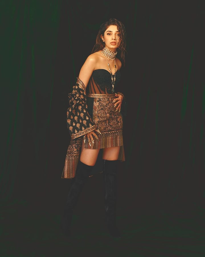 અભિનેત્રીએ તેના સરળ અવતારથી બધાને મંત્રમુગ્ધ કરી દીધા છે. ચોક્કસપણે તેની સુંદરતા આ તસવીરોમાં સ્પષ્ટ દેખાઈ છે.