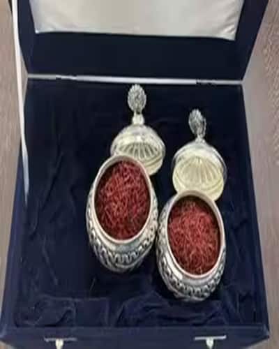 कश्मीरी केसर, जिसे स्थानीय रूप से कोंग या ज़ाफ़रान के नाम से जाना जाता है, कश्मीर के पहाड़ी इलाकों में उगाया जाता है। यह अपने समृद्ध रंग, सुगंध और स्वाद के लिए अत्यधिक मूल्यवान है, और इसका सांस्कृतिक और पाककला संबंधी गहरा महत्व है। जीआई और ओडीओपी पदनामों से संरक्षित, यह विरासत, पारंपरिक हस्त-कटाई और स्थानीय किसानों के लिए आर्थिक महत्व को दर्शाता है। अपने स्वास्थ्य लाभों के लिए प्रसिद्ध, यह 'लाल सोना' प्रकृति, परंपरा और शिल्प कौशल का एक अद्भुत मिश्रण है।