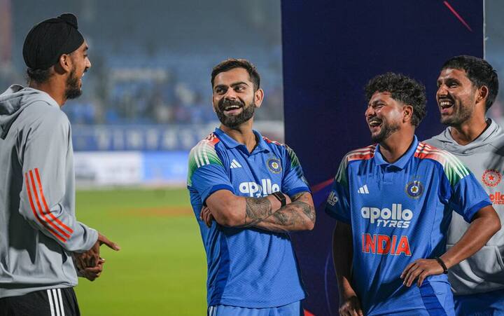 বিগত দুই ম্যাচে শতরান হাঁকিয়েছিলেন। পছন্দের বিশাখাপত্তনমে শতরান না এলে, কোহলির ব্যাট থেকে এল ঝোড়ো অর্ধশতরান। আর স্বাভাবিকভাবেই রচিত হল নয়া ইতিহাস।