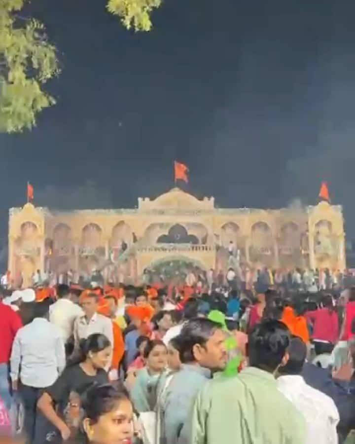 दरम्यान, या घटनेनं लग्नातील वऱ्हाडी मंडळींची चांगलीच धांदल उडाली होती, वऱ्हाडी मंडळींमधील काहींनी ही आग आटोक्यात आणण्यासाठी पुढाकार घेतला