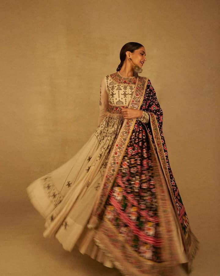 दीपिका पादुकोण ने हाल ही में इंस्टाग्राम पर अपनी फोटोज शेयर की. जहां वो ट्रेडिशनल लुक में बेहद खूबसूरत दिखीं.