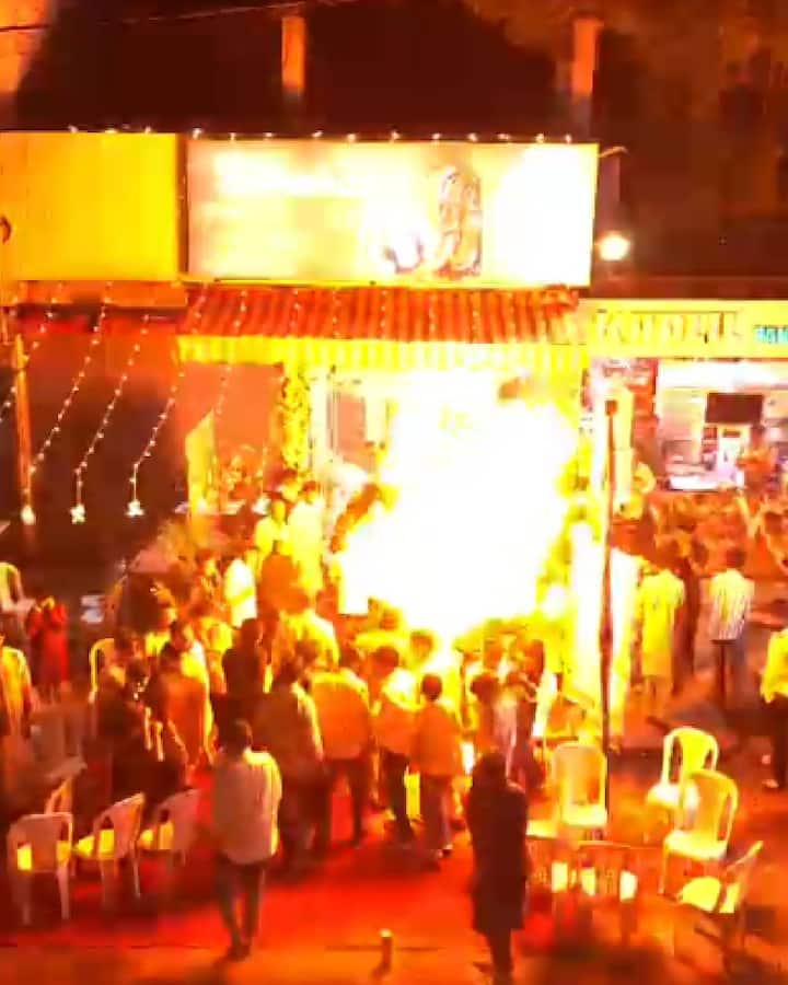 गॅसचे फुगे फुटल्याने चांगलाच भडका उडाला अन् विनोद पाटील तात्काळ बाजुला सरले, त्यामुळे, ते आणि तेथील उपस्थितही थोडक्यात बचावले. शुक्रवारी रात्री ही घटना घडली.