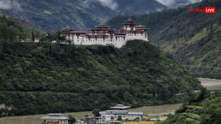 Bhutan is ahead in environmental protection. There is a ban on plastic bags here since 1999. Tobacco is almost illegal. 60 percent of the country should always be in forest. In 2015, a world record was created by planting 50,000 trees in one hour. Bhutan deliberately avoids large-scale tourism so that its natural and cultural heritage is protected.