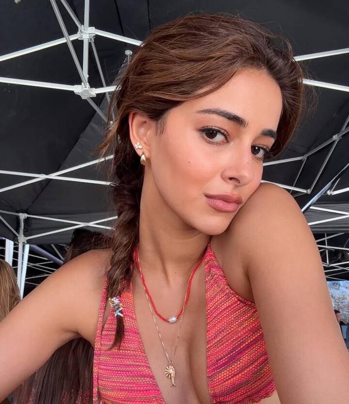 हर एक तस्वीर में अनन्या पांडे का अंदाज देखते बनता है. क्रोएशिया में शूटिंग एंजॉय करते हुए हसीना ने अपनी सिजलिंग अदाओं से फैंस का दिल फिर अपने कब्जे में कर लिया है.