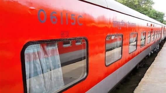 Indigo संकट के बीच यात्रियों को राहत, जम्मू-दिल्ली राजधानी एक्सप्रेस में लगा एक्स्ट्रा AC कोच