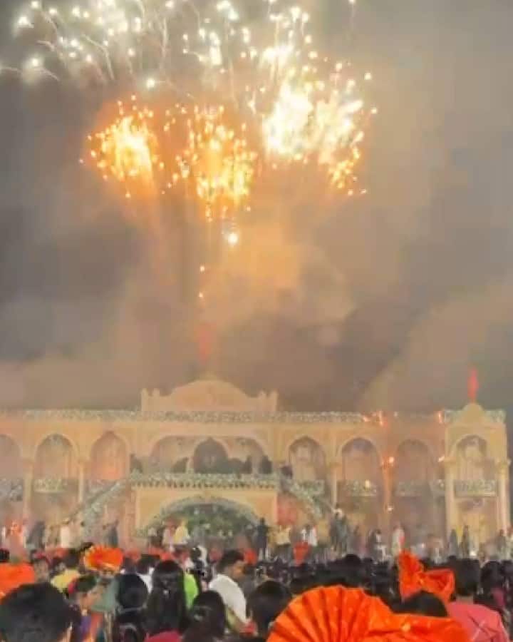 शहरालगत असलेल्या पडेगावमधील ही घटना घटना असून नवरदेव-नवरी थोडक्यात वाचले. लग्नात उपस्थित लोकांनी आग आटोक्यात आणली, या लग्नात जवळपास 4 हजार लोक होते उपस्थित होते.