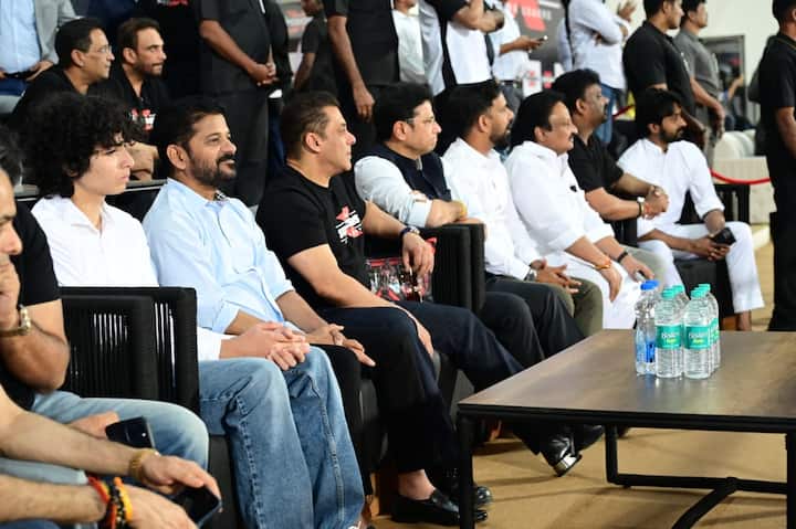 ఇండియన్ సూపర్ క్రాస్ రేసింగ్ లీగ్ సీజన్ 2 ప్రారంభోత్సవ కార్యక్రమంలో తెలంగాణ ముఖ్యమంత్రి రేవంత్ రెడ్డి పాల్గొన్నారు.