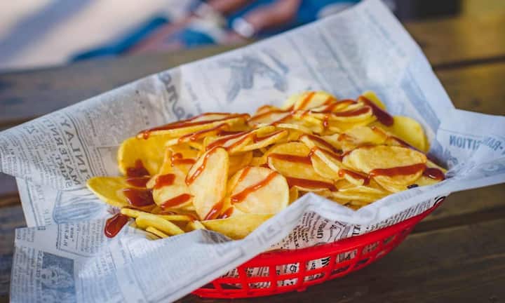 చిప్స్, బిస్కెట్లు, బేక్ చేసిన జంక్ ఫుడ్స్లలో హైడ్రోజనేటెడ్ ఆయిల్ ఉంటుంది. ఇవన్నీ చెడు కొలెస్ట్రాల్ను పెంచుతాయి. మంచి కొవ్వును తగ్గిస్తాయి. దీనివల్ల రక్త నాళాలు ఇరుకుగా మారతాయి.