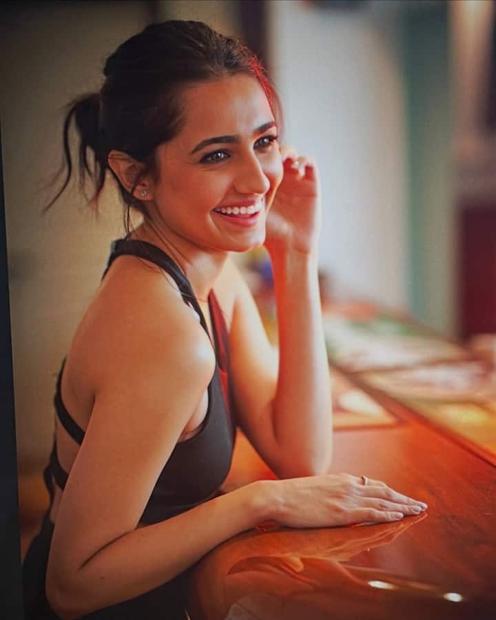 वेदिका के पिता जॉनी पिंटो एक हिंदी फिल्म बिजनेस एसोसिएट और मां बैंकर थे। वेदिका की स्कूलिंग और कॉलेज मुंबई से हुई है। उन्होंने यूनिवर्सिटी ऑफ़ लंदन से ग्रेजुएशन किया है।