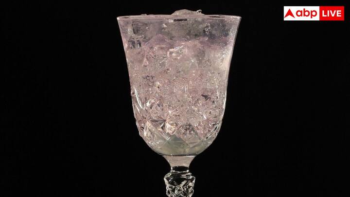 Gin Vs Rum Vs Whisky: जिन, रम और व्हिस्की में सबसे ज्यादा कौन सी स्ट्रॉन्ग होती है यह सवाल सभी के मन में होता है. आइए जानते हैं इनमें अल्कोहल की मात्रा कितनी होती है.