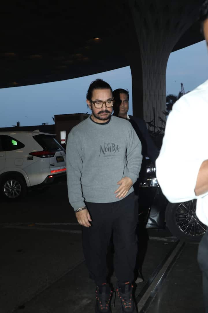 आमिर खान इस दौरान विंटर लुक में दिखे. उन्होंने ग्रे कलर की स्वेटशर्ट के साथ ब्लैक ट्राउजर पेयर किया था और वे काफी डैशिंग लग रहे थे.