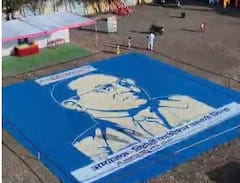 Photo : परभणीत तांदळापासून साकारली डॉ बाबासाहेब आंबेडकरांची प्रतिकृती